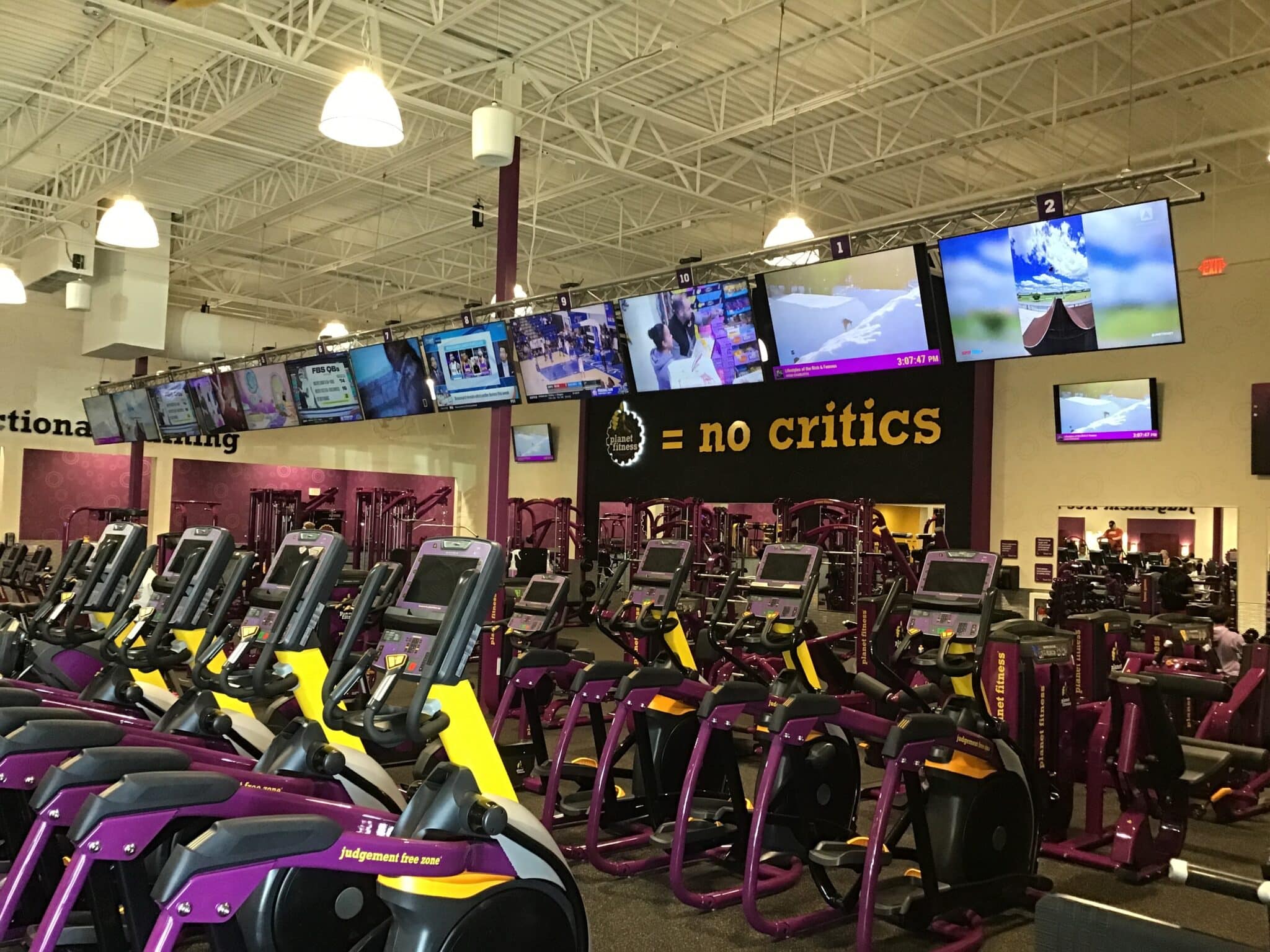 Planet Fitness hosts open house to celebrate renovations